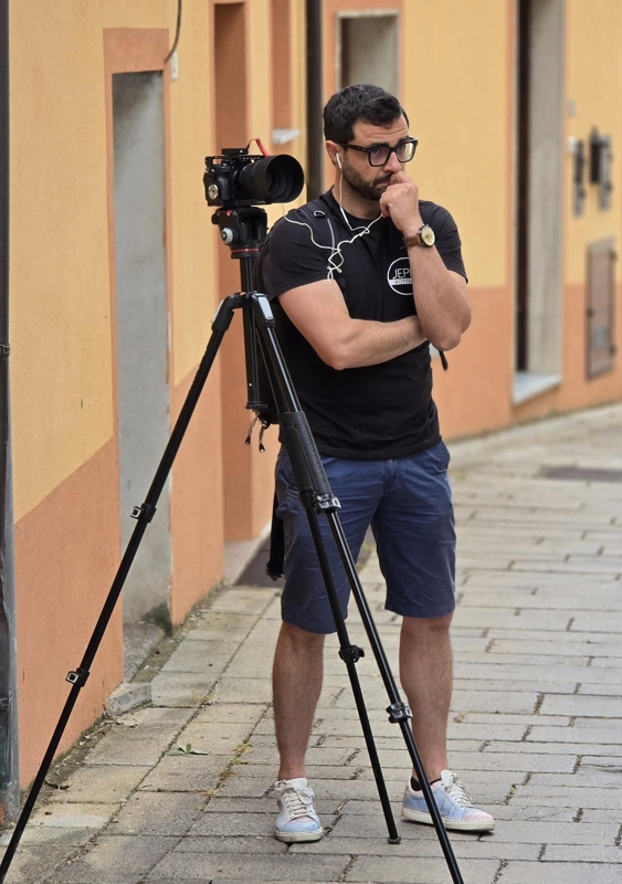 Jepis al lavoro in una via di Caselle in Pittari